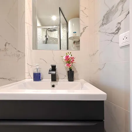 Superbe De 2 Pieces Apartment Paris